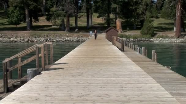 Muelle con pasarela en el lago Tahoe — Vídeos de Stock