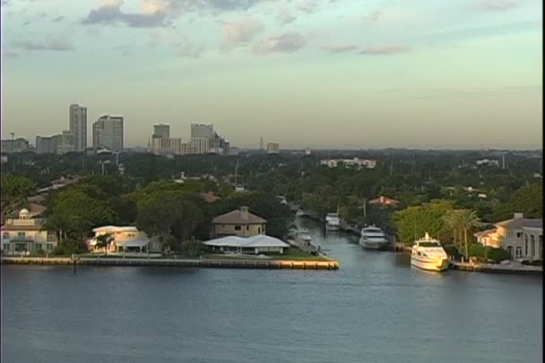 Fort Lauderdale Canal met boten — Stockvideo