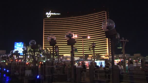 Het Wynn Hotel in de nacht in Las Vegas — Stockvideo