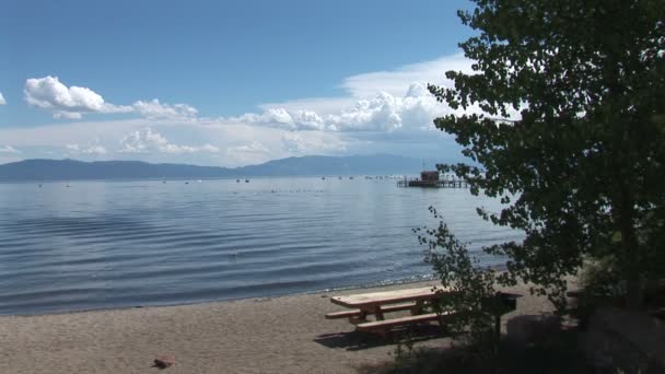 Beach piknik masa üzerinde Lake Tahoe — Stok video