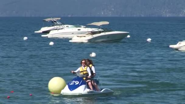 Дівчинки на Waverunners на Lake Tahoe — стокове відео