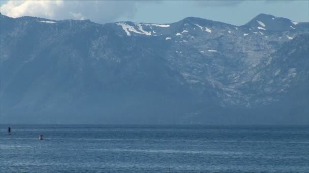 Lago Tahoe con Montañas — Vídeos de Stock
