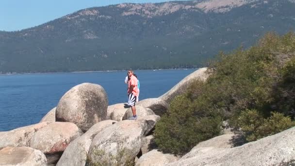 Senderistas en Rocas en el Lago Tahoe — Vídeos de Stock