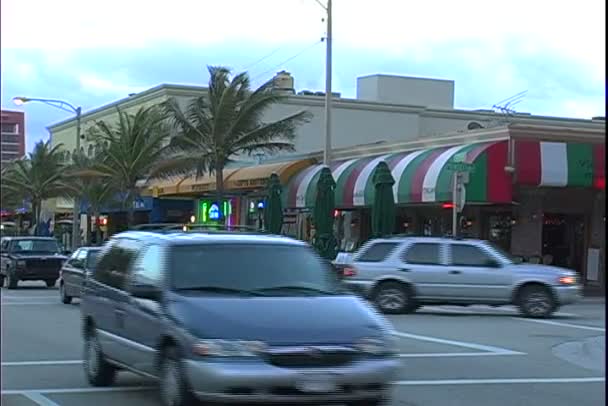 在比萨店在迈阿密附近的街道交通 — 图库视频影像