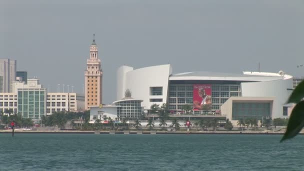 Miami Arena med stadsbilden — Stockvideo