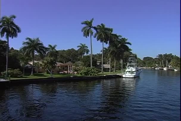 Fort Lauderdale kanalen med båtar — Stockvideo