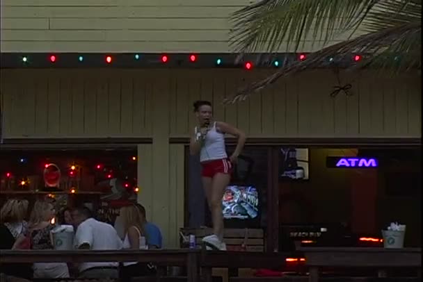 Chica cantando en Beach Bar — Vídeos de Stock