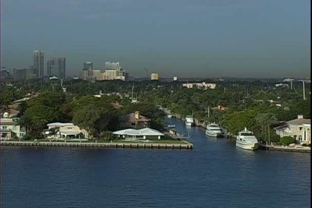 Fort Lauderdale kanalen med båtar — Stockvideo