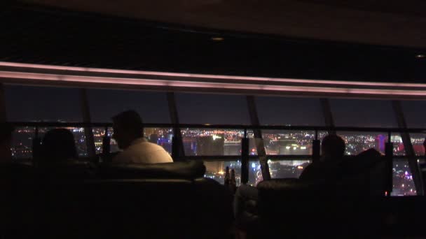Visa på Las Vegas från glasbar på natten — Stockvideo