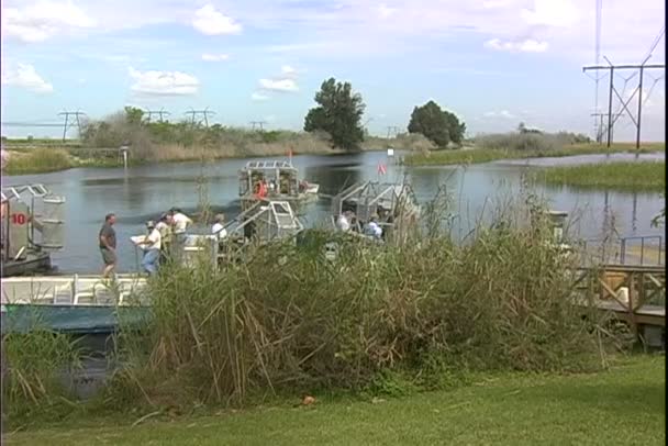 Airboat καπετάνιοι στην αποβάθρα — Αρχείο Βίντεο