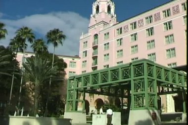 St. Pete pembe Saray  