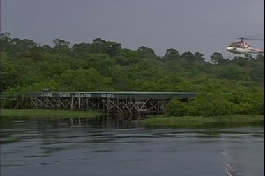 Helikopter helikopter pisti orman üzerinde otur