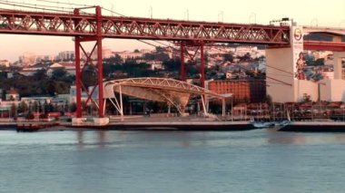 Lizbon Golden Gate Köprüsü heykel