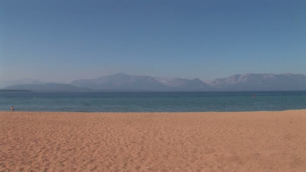 Άμμο λίμνη με βουνά — Αρχείο Βίντεο