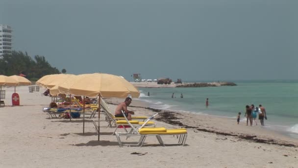Miami Beach met mensen — Stockvideo