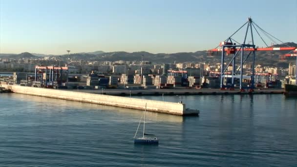 Puerto de Málaga con paisaje urbano — Vídeo de stock