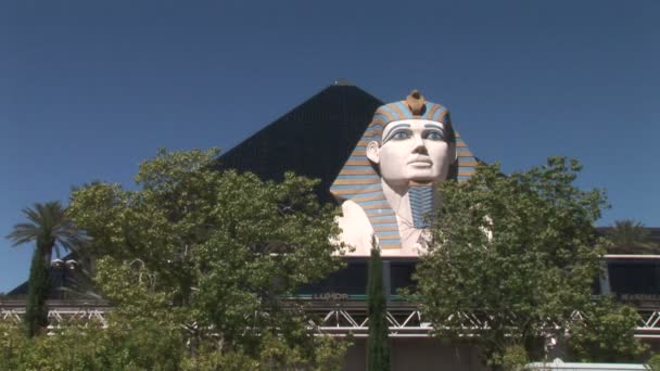 Luxor hotel і казино в трамваї в Лас-Вегасі — стокове відео
