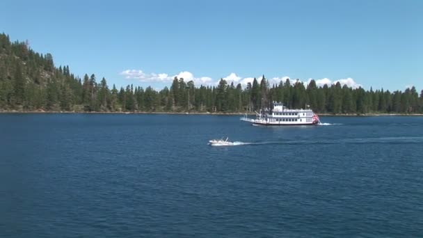 Paddlewheeler boot op Lake Tahoe — Stockvideo