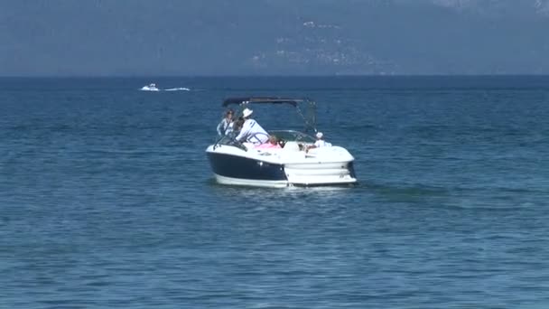 Barco de placer en el lago Tahoe — Vídeo de stock