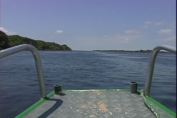 Boat rides on Amazonas river — Stock Video