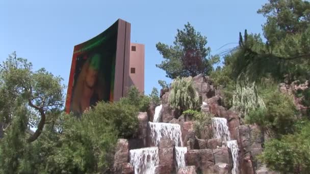 O Hotel Wynn com cachoeira em Las Vegas — Vídeo de Stock