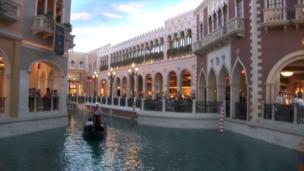 Венецианская гондола в Лас-Вегасе — стоковое видео