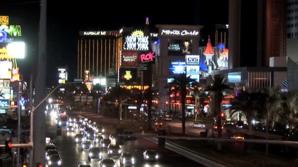 Verkehr in Las Vegas in der Nacht — Stockvideo