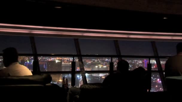Widok na Las Vegas z szklany bar w nocy — Wideo stockowe
