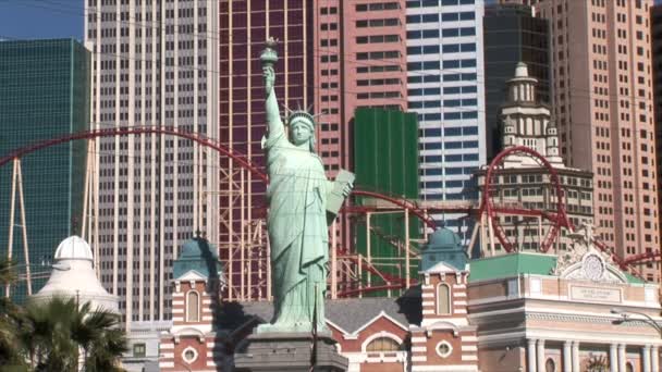 Hotel de Nueva York y Estatua de la Libertad en Las Vegas — Vídeo de stock