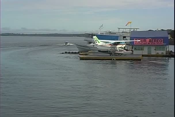 アマゾナス州海岸に川飛行機 — ストック動画