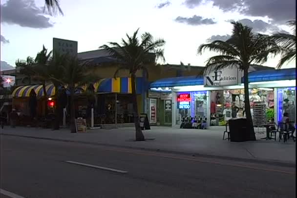 Street nära stranden i skymningen i Miami — Stockvideo
