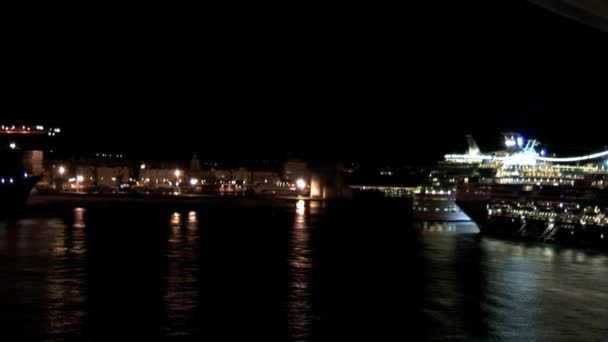 Porto de Málaga à noite de navio de cruzeiro — Vídeo de Stock