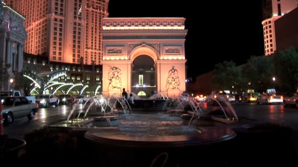 Paris fontän nära Triumfbågen — Stockvideo