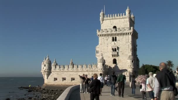 Touristen im Schloss Belem in Lissabon — Stockvideo