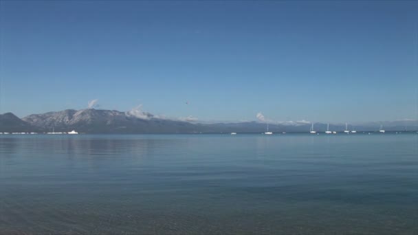 Globo sobre el lago Tahoe — Vídeo de stock