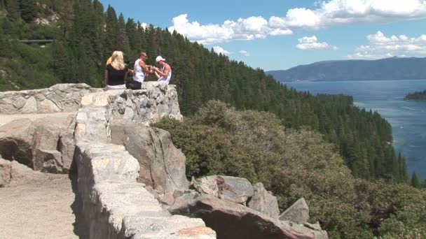 Menschen mit Blick auf smaragdgrüne Bucht am Tahoe-See — Stockvideo
