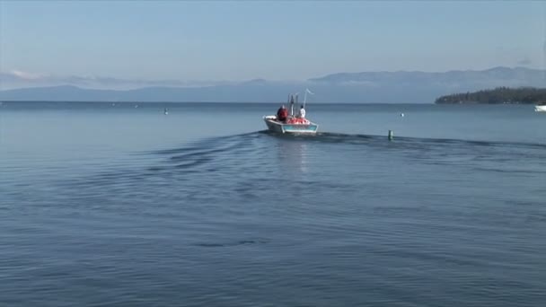 Parasailen boot op Lake Tahoe — Stockvideo