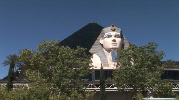 Luxor hotel і казино в трамваї в Лас-Вегасі — стокове відео