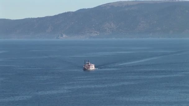 Hajó úszik a lake Tahoe — Stock videók