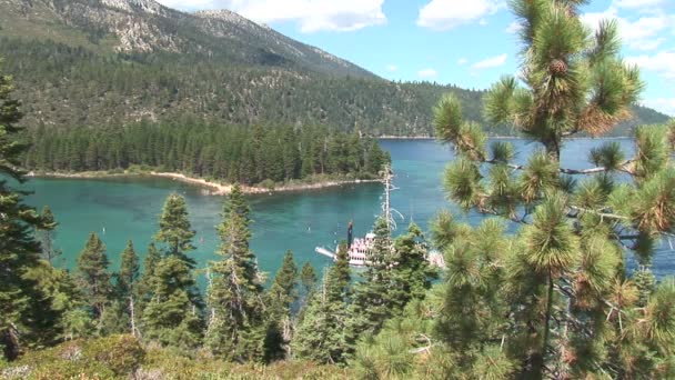 Boot in smaragdgrüner Bucht auf dem Tahoe-See — Stockvideo