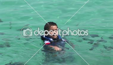 Okyanusta yüzmek çocuk