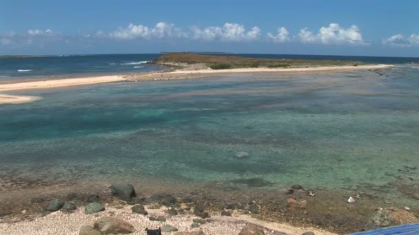Isla del Caribe en el océano — Vídeos de Stock