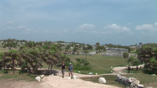 Tulum Tapınağı kalıntıları turist ziyaret — Stok video