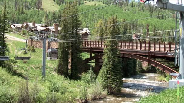 Teleférico cerca del puente en la estación de Lionshead — Vídeos de Stock