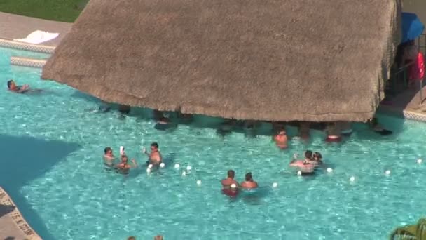 Pessoas no bar da piscina em Cancun — Vídeo de Stock