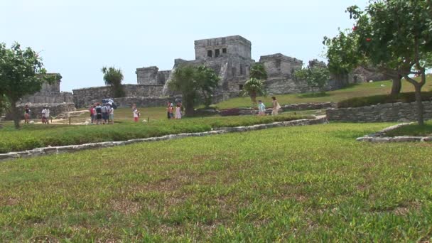 Turistas visitam Tulum Temple Ruins — Vídeo de Stock