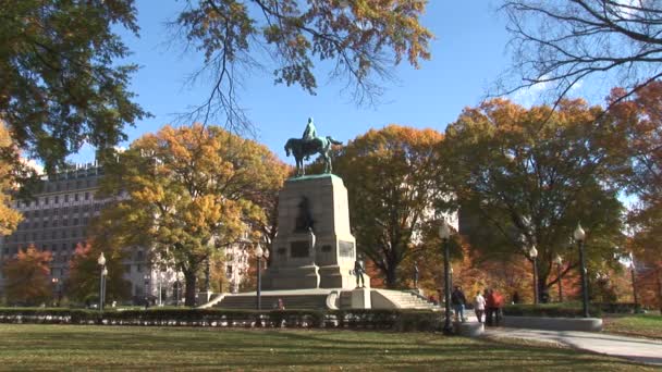 Park z rzeźbą w Washington DC. — Wideo stockowe