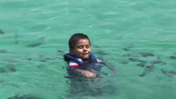 Bambino che nuota nell'oceano — Video Stock