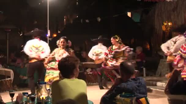 Dansers voeren tijdens het diner — Stockvideo