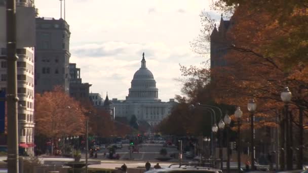 Trafic avec la Maison Blanche sur fond à Washington D.C. . — Video